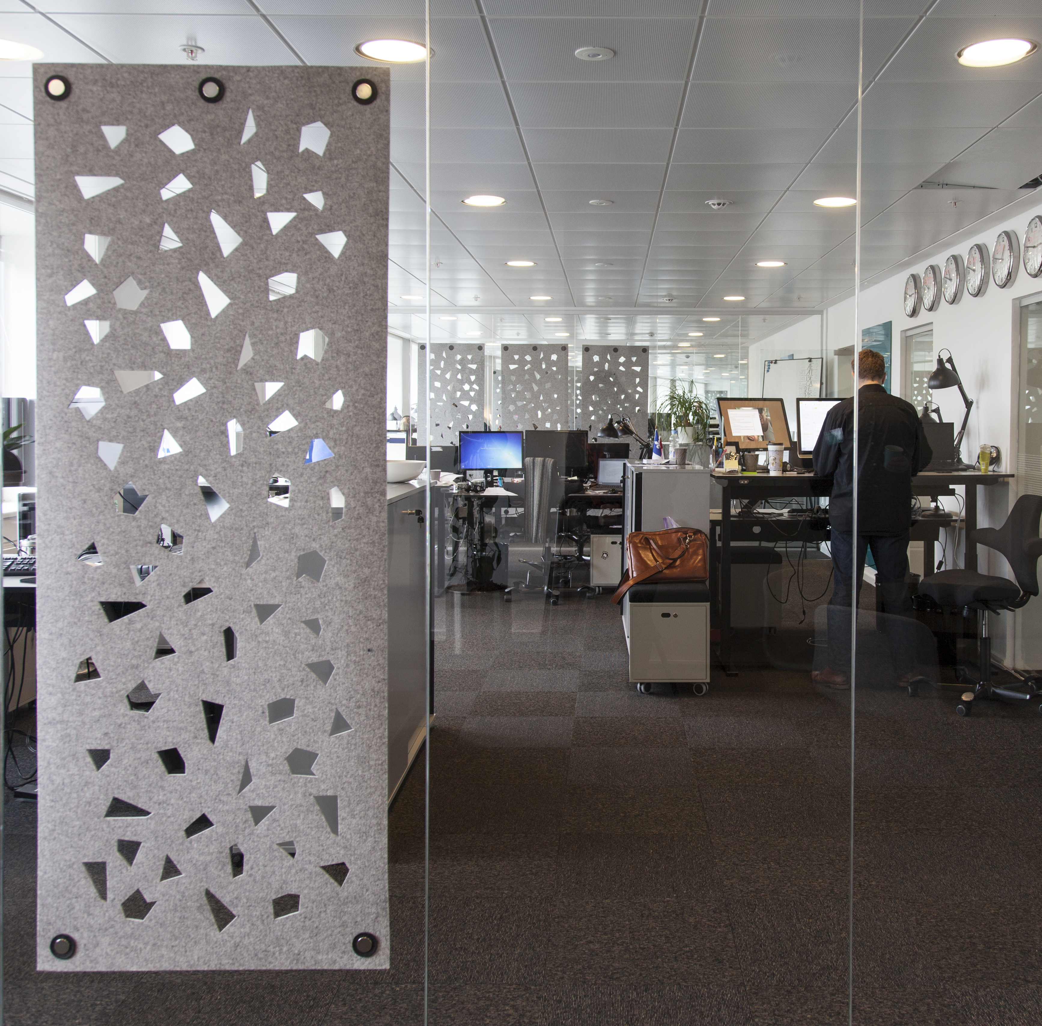 Rumafskærmning i grå filt hos Ticketmaster